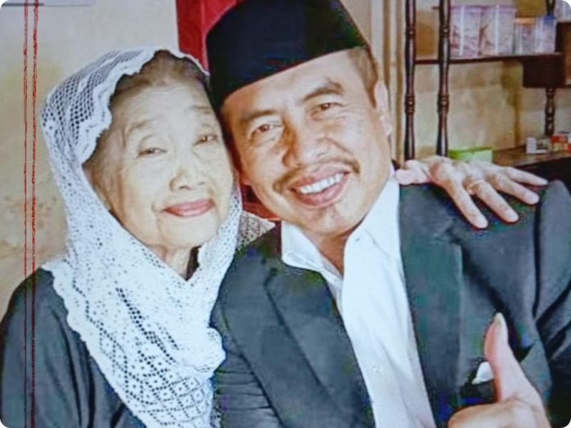 Bupati Madiun Hari Wuryanto dan Almarhumah ibunda tercinta. 