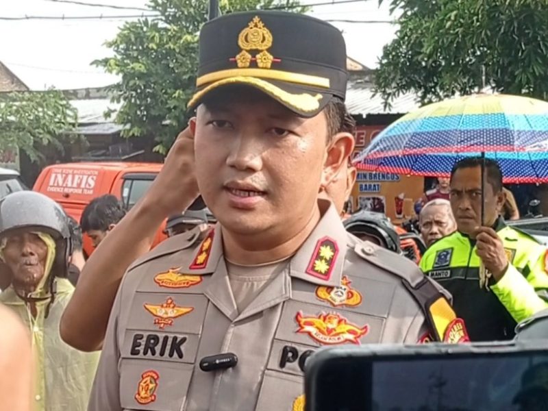 Kapolres Magetan, AKBP Raden Erik Bangun Prakasa ditemui di lokasi kejadian kecelakaan kereta api di perlintasan Stasiun Magetan, Kecamatan Barat Senin (19/5/2025).