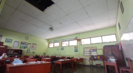 Kondisi salah satu ruang kelas di SDN Balerejo 01 yang atapnya berlubang. Dok. NEUMEDIA.ID