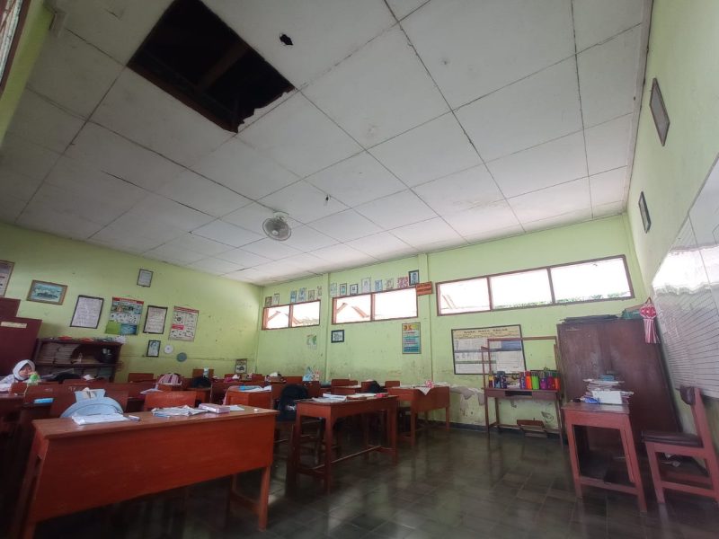 Kondisi salah satu ruang kelas di SDN Balerejo 01 yang atapnya berlubang. Dok. NEUMEDIA.ID