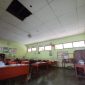Kondisi salah satu ruang kelas di SDN Balerejo 01 yang atapnya berlubang. Dok. NEUMEDIA.ID