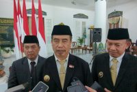 Bupati Madiun Hari Wuryanto diwawancarai awak media usai melantik ratusan pejabat fungsional di pendopo Muda Graha, Jumat (23/5/2025)