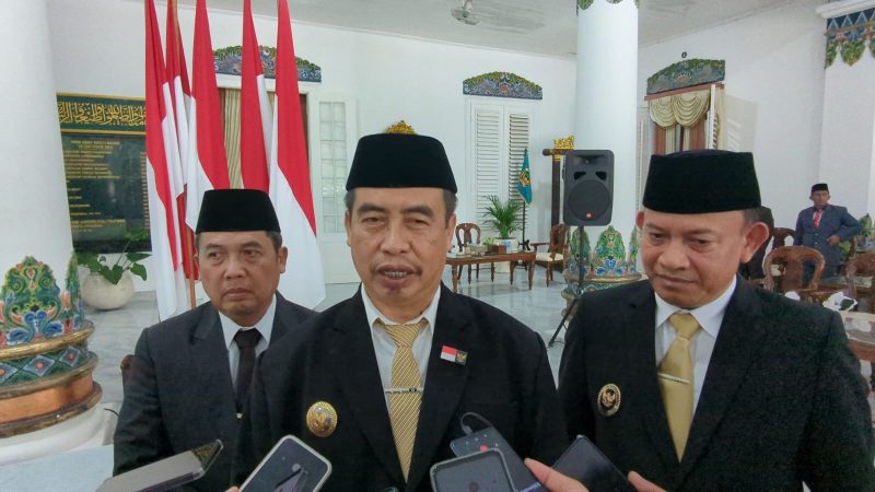 Bupati Madiun Hari Wuryanto diwawancarai awak media usai melantik ratusan pejabat fungsional di pendopo Muda Graha, Jumat (23/5/2025)
