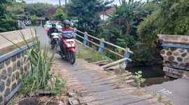 Jembatan Klumutan, Kecamatan Saradan, Kabupaten Madiun yang hingga saat ini kondisinya masih memprihatinkan.