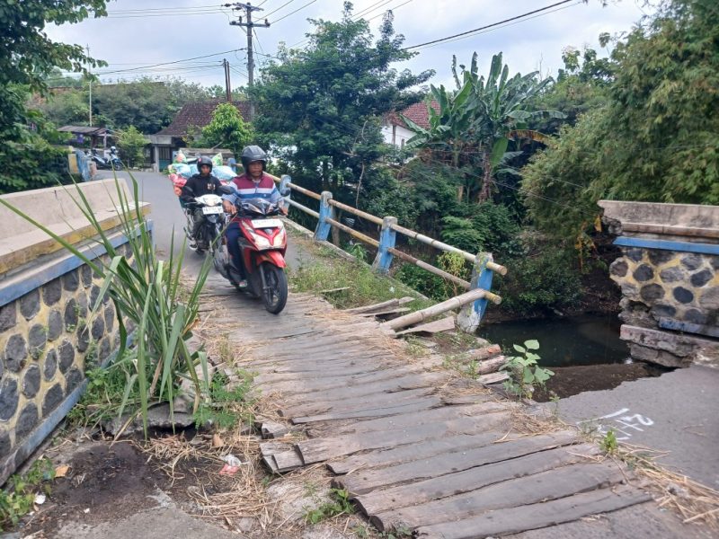 Jembatan Klumutan, Kecamatan Saradan, Kabupaten Madiun yang hingga saat ini kondisinya masih memprihatinkan.