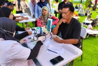 Pemeriksaan kesehatan gratis oleh KAI Daop 7 Madiun di kawasan Tamris Park, Maospati, Kabupaten Magetan, Minggu (25/5/2025)