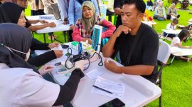 Pemeriksaan kesehatan gratis oleh KAI Daop 7 Madiun di kawasan Tamris Park, Maospati, Kabupaten Magetan, Minggu (25/5/2025)