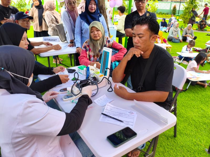 Pemeriksaan kesehatan gratis oleh KAI Daop 7 Madiun di kawasan Tamris Park, Maospati, Kabupaten Magetan, Minggu (25/5/2025)