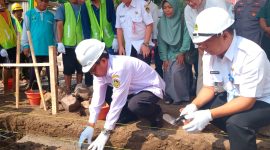 Program penataan kawasan kumuh di Kampung Hijau Klitik, Desa Klitik, Kecamatan Wonoasri, ditandai dengan peletakan batu pertama pembangunan rumah warga, Rabu (28/5/2025).