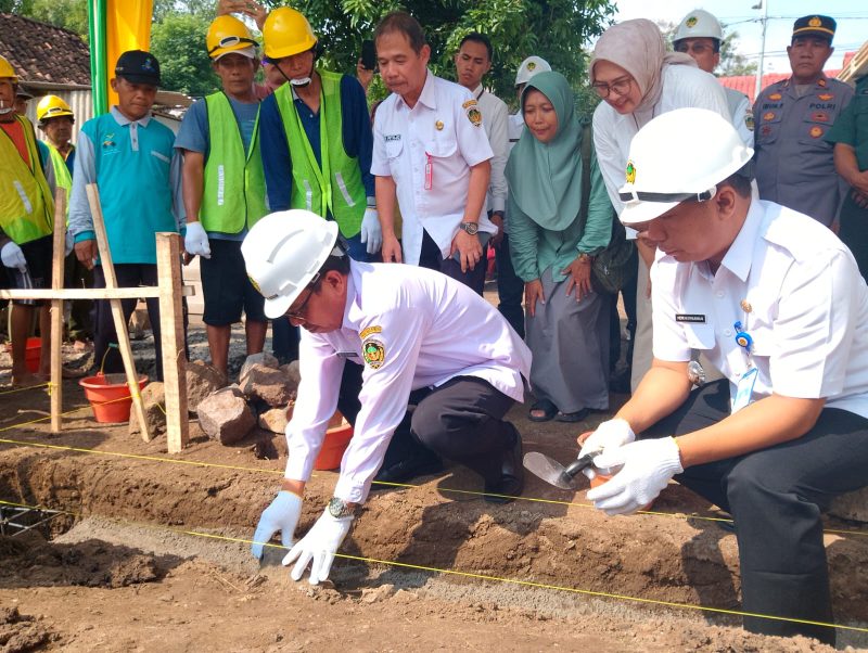 Program penataan kawasan kumuh di Kampung Hijau Klitik, Desa Klitik, Kecamatan Wonoasri, ditandai dengan peletakan batu pertama pembangunan rumah warga, Rabu (28/5/2025).