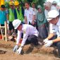 Program penataan kawasan kumuh di Kampung Hijau Klitik, Desa Klitik, Kecamatan Wonoasri, ditandai dengan peletakan batu pertama pembangunan rumah warga, Rabu (28/5/2025).