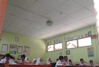 Siswa-siswi SDN Balerejo 01 terpaksa belajar sambil dihantui rasa was-was karena kondisi plafon ruang kelas tempat mereka belajar yang memprihatinkan.