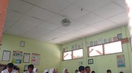 Siswa-siswi SDN Balerejo 01 terpaksa belajar sambil dihantui rasa was-was karena kondisi plafon ruang kelas tempat mereka belajar yang memprihatinkan.