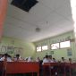 Siswa-siswi SDN Balerejo 01 terpaksa belajar sambil dihantui rasa was-was karena kondisi plafon ruang kelas tempat mereka belajar yang memprihatinkan.
