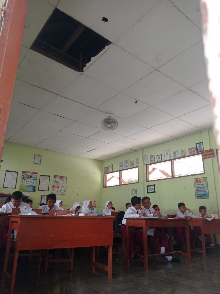 Siswa-siswi SDN Balerejo 01 terpaksa belajar sambil dihantui rasa was-was karena kondisi plafon ruang kelas tempat mereka belajar yang memprihatinkan.