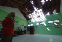 Atap ruang kelas 6 SDN Bukur 02 rusak parah akibat tertimpa pohon tumbang.
