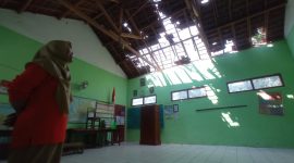 Atap ruang kelas 6 SDN Bukur 02 rusak parah akibat tertimpa pohon tumbang.