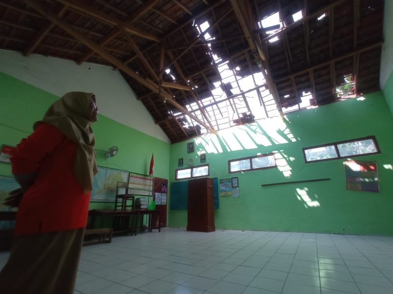 Atap ruang kelas 6 SDN Bukur 02 rusak parah akibat tertimpa pohon tumbang.
