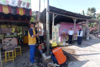 Pemasangan tiang APJ relokasi di Desa Bukur, Kecamatan Jiwan, Senin (5/5/2025).