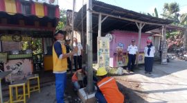 Pemasangan tiang APJ relokasi di Desa Bukur, Kecamatan Jiwan, Senin (5/5/2025).