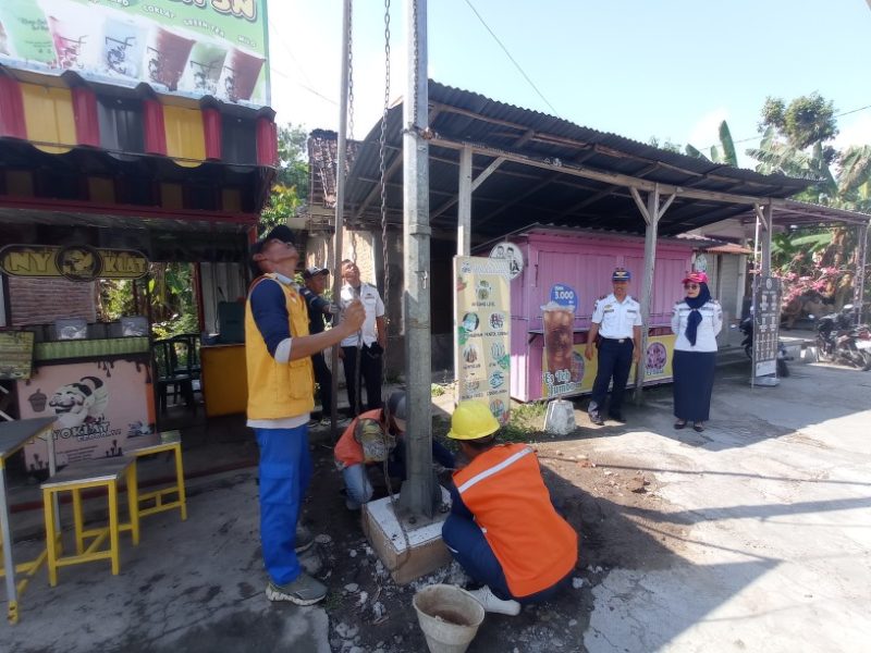 Pemasangan tiang APJ relokasi di Desa Bukur, Kecamatan Jiwan, Senin (5/5/2025).