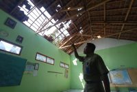Kepala Bidang Pembinaan SD Dinas Pendidikan Kabupaten Madiun, Nur Arif Indrokaryoto meninjau kondisi SDN Bukur 02, Selasa (6/5/2025).