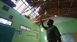 Kepala Bidang Pembinaan SD Dinas Pendidikan Kabupaten Madiun, Nur Arif Indrokaryoto meninjau kondisi SDN Bukur 02, Selasa (6/5/2025).