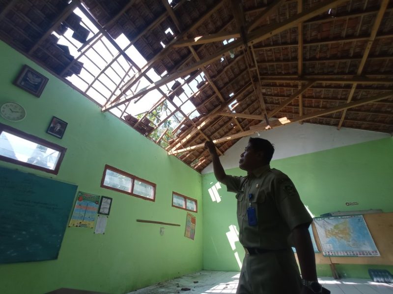 Kepala Bidang Pembinaan SD Dinas Pendidikan Kabupaten Madiun, Nur Arif Indrokaryoto meninjau kondisi SDN Bukur 02, Selasa (6/5/2025).