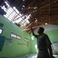 Kepala Bidang Pembinaan SD Dinas Pendidikan Kabupaten Madiun, Nur Arif Indrokaryoto meninjau kondisi SDN Bukur 02, Selasa (6/5/2025).
