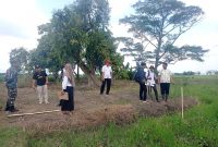 Pemdes Kuwu bersama perwakilan PT Wahlung Indonesia dan Bidang Sumber Daya Alam (SDA) Dinas PUPR Kabupaten Madiun lakukan pengecekan relokasi saluran irigasi di lokasi pembangunan pabrik mainan Desa Kuwu, Rabu (14/5/2025).