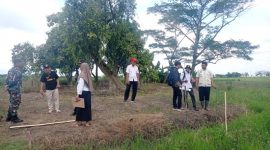 Pemdes Kuwu bersama perwakilan PT Wahlung Indonesia dan Bidang Sumber Daya Alam (SDA) Dinas PUPR Kabupaten Madiun lakukan pengecekan relokasi saluran irigasi di lokasi pembangunan pabrik mainan Desa Kuwu, Rabu (14/5/2025).
