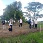 Pemdes Kuwu bersama perwakilan PT Wahlung Indonesia dan Bidang Sumber Daya Alam (SDA) Dinas PUPR Kabupaten Madiun lakukan pengecekan relokasi saluran irigasi di lokasi pembangunan pabrik mainan Desa Kuwu, Rabu (14/5/2025).
