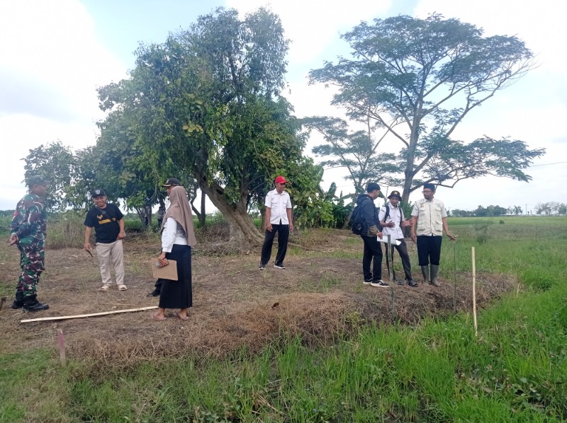 Pemdes Kuwu bersama perwakilan PT Wahlung Indonesia dan Bidang Sumber Daya Alam (SDA) Dinas PUPR Kabupaten Madiun lakukan pengecekan relokasi saluran irigasi di lokasi pembangunan pabrik mainan Desa Kuwu, Rabu (14/5/2025).