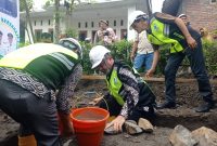 Bupati Madiun Hari Wuryanto meletakkan batu pertama pembangunan SPALD-S di Desa Kenongorejo, Kecamatan Pilangkenceng, Kamis (15/5/2025).