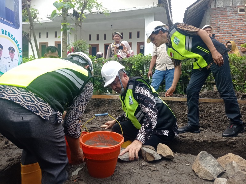 Bupati Madiun Hari Wuryanto meletakkan batu pertama pembangunan SPALD-S di Desa Kenongorejo, Kecamatan Pilangkenceng, Kamis (15/5/2025).