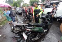 Kondisi sepeda motor yang ringsek akibat tersambar kereta api Malioboro Express di perlintasan Stasiun Magetan, Kecamatan Barat, Senin (19/5/2025) siang.
