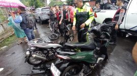 Kondisi sepeda motor yang ringsek akibat tersambar kereta api Malioboro Express di perlintasan Stasiun Magetan, Kecamatan Barat, Senin (19/5/2025) siang.