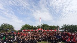 Ratusan pesilat berfoto bersama Bupati Madiun Hari Wuryanto dan jajaran Forkopimda usai upacara peringatan Hari Kebangkitan Nasional di lapangan Desa Bangunsari, Kecamatan Dolopo, Selasa (20/5/2025) pagi.