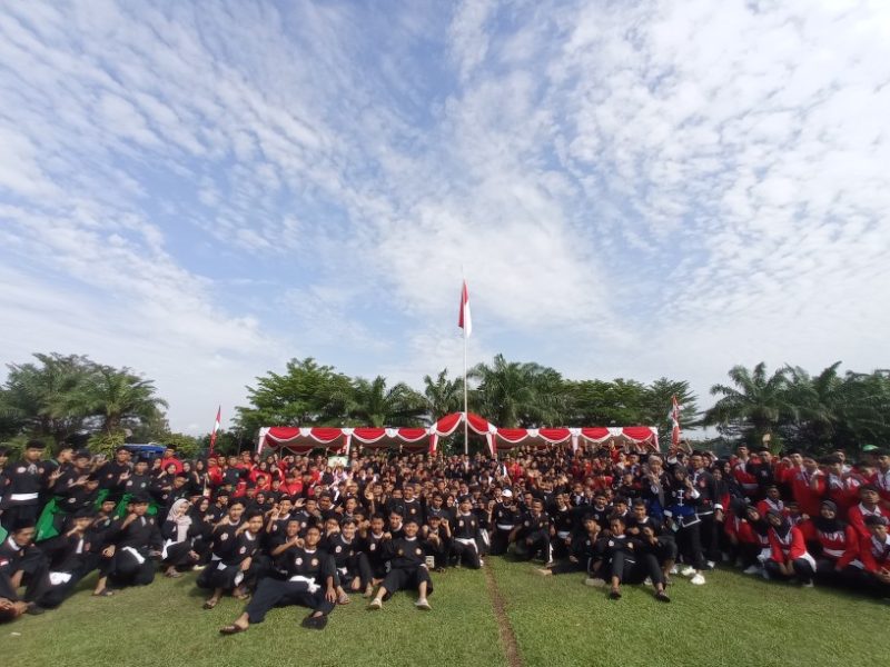 Ratusan pesilat berfoto bersama Bupati Madiun Hari Wuryanto dan jajaran Forkopimda usai upacara peringatan Hari Kebangkitan Nasional di lapangan Desa Bangunsari, Kecamatan Dolopo, Selasa (20/5/2025) pagi.