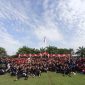 Ratusan pesilat berfoto bersama Bupati Madiun Hari Wuryanto dan jajaran Forkopimda usai upacara peringatan Hari Kebangkitan Nasional di lapangan Desa Bangunsari, Kecamatan Dolopo, Selasa (20/5/2025) pagi.
