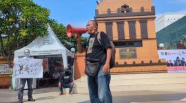 Ketua Serikat Buruh Madiun Raya (SBMR) Aris Budiono, saat orasi di kawasan Sumber Umis, Kota Madiun.