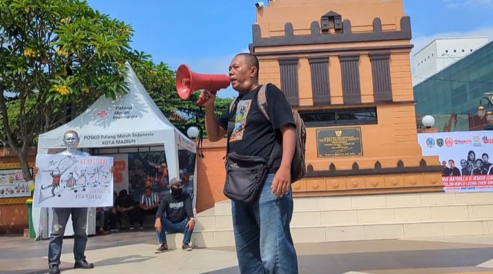 Ketua Serikat Buruh Madiun Raya (SBMR) Aris Budiono, saat orasi di kawasan Sumber Umis, Kota Madiun.