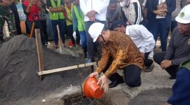 Bupati Madiun Hari Wuryanto meletakkan batu pertama pembangunan rumah tidak layak huni, Jumat (23/5/2025), di rumah Ibu Tanem, warga RT 15 RW 04 Dusun Dorogan, Kelurahan Munggut, yang menjadi salah satu penerima bantuan.