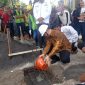 Bupati Madiun Hari Wuryanto meletakkan batu pertama pembangunan rumah tidak layak huni, Jumat (23/5/2025), di rumah Ibu Tanem, warga RT 15 RW 04 Dusun Dorogan, Kelurahan Munggut, yang menjadi salah satu penerima bantuan.
