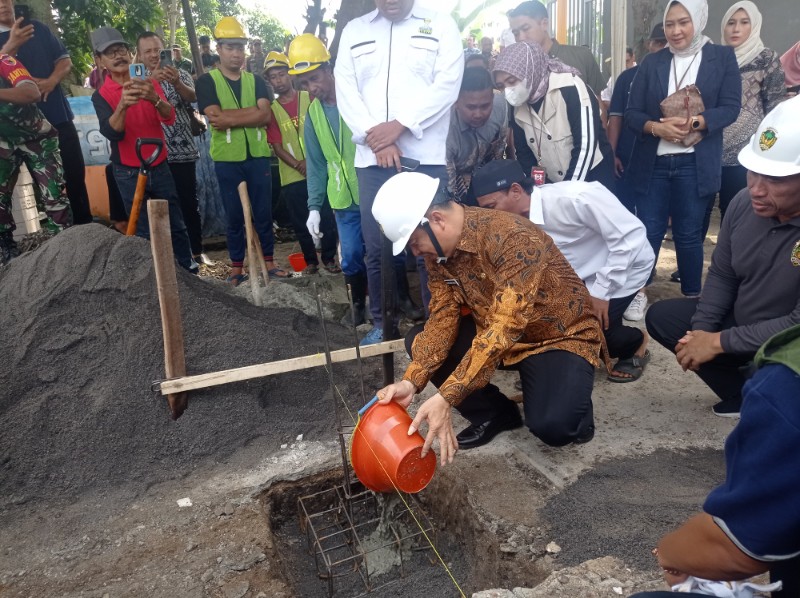 Bupati Madiun Hari Wuryanto meletakkan batu pertama pembangunan rumah tidak layak huni, Jumat (23/5/2025), di rumah Ibu Tanem, warga RT 15 RW 04 Dusun Dorogan, Kelurahan Munggut, yang menjadi salah satu penerima bantuan.