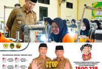 Bupati Madiun Hari Wuryanto memantau pelatihan menjahit Upper sepatu di Desa Ngampel, Kecamatan Mejayan, Selasa (3/6/2025).