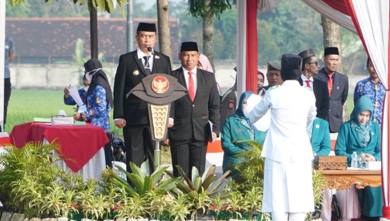 Upacara peringatan Hari Lahir Pancasila di lapangan Desa Ngampel, Kecamatan Mejayan, Kabupaten Madiun, Senin (2/6/2025) pagi.