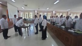 Prosesi penyerahan Surat Keputusan (SK) pengangkatan jajaran direksi PDAM Kabupaten Madiun di ruang Eka Kapti Puspem, Mejayan, Kamis (4/6/2025).