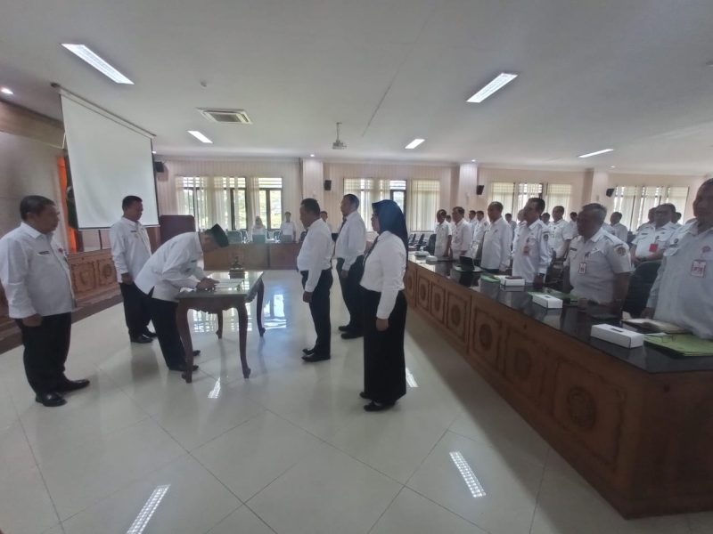 Prosesi penyerahan Surat Keputusan (SK) pengangkatan jajaran direksi PDAM Kabupaten Madiun di ruang Eka Kapti Puspem, Mejayan, Kamis (4/6/2025).