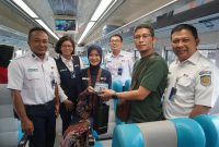 KAI Daop 7 Madiun membagikan souvenir dan memberikan kejutan spesial bagi pelanggan yang berulang tahun bertepatan dengan hari jadi Kota Madiun, Jumat (20/6/2025).